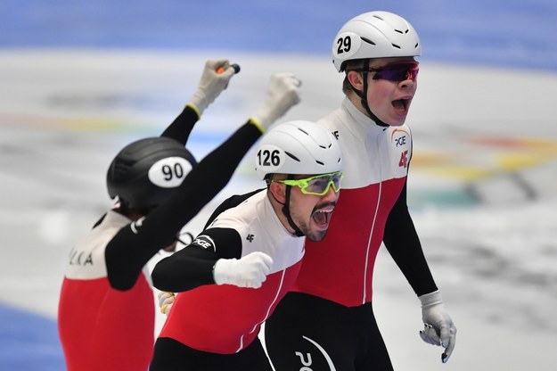 Diane Sellier (L), Michał Niewiński (P) i Paweł Adamski (C) na mecie finałowego wyścigu sztafety na 5000 m / 	Adam Warżawa    /PAP