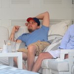DiCaprio dłubie w zębach i pali papierosa