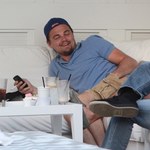 DiCaprio dłubie w zębach i pali papierosa