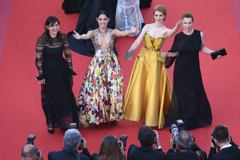 Didar Domehri, Golshifteh Farahani, Eva Husson i Emmanuelle Bercot - ekipa filmu "Girls of the Sun" ("Les Filles du Soleil") na czerwonym dywanie w Cannes /AFP