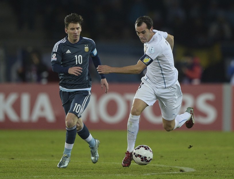 Diego Godin (z prawej) obok Leo Messiego /AFP