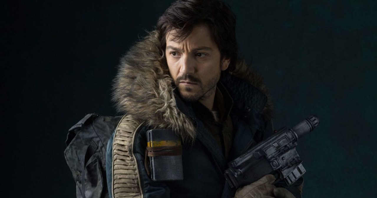 Diego Luna jako Cassian Andor w filmie  "Łotr 1. Gwiezdne wojny - historie" /Disney /materiały prasowe