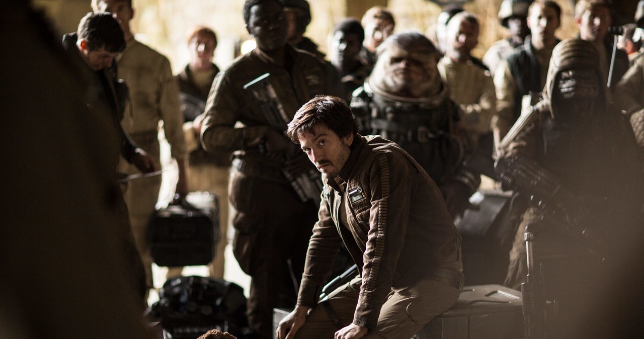 Diego Luna jako Cassian Andor w scenie z filmu "Łotr 1. Gwiezdne wojny - historie" /materiały prasowe