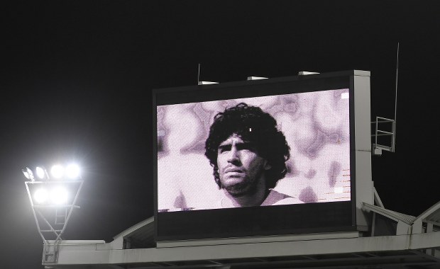 Diego Maradona pochowany w Ogrodzie Pokoju. Kibice starli się z policją, by móc pożegnać legendę