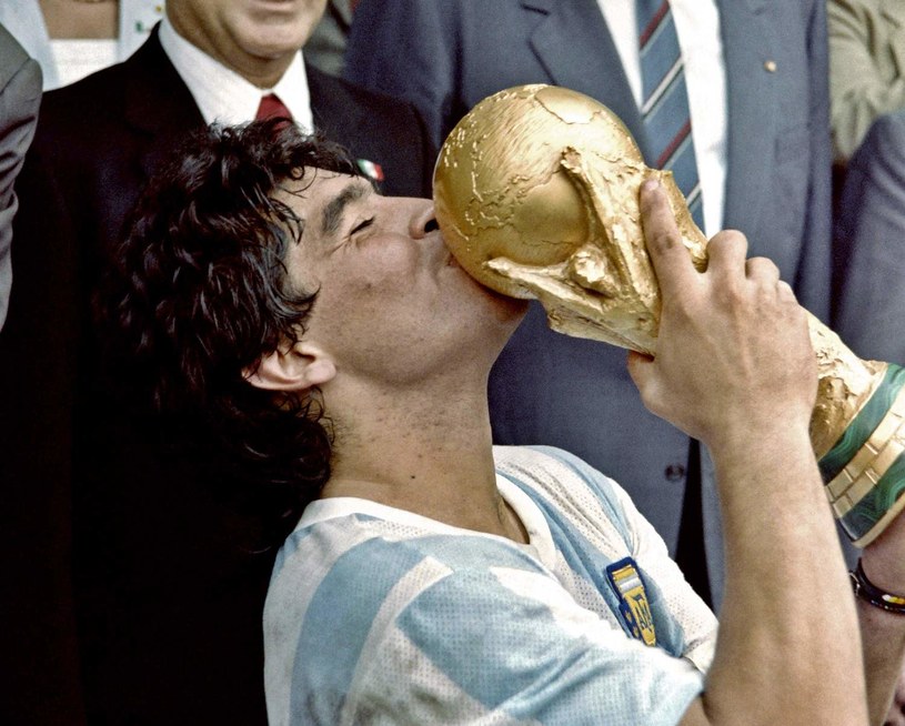Diego Maradona - llevó a Argentina al Campeonato Mundial de 1986. Murió el 25 de noviembre.  Su muerte fue una tragedia para todo el mundo del fútbol.  / Agencia de prensa de Francia