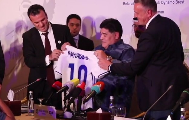 Diego Maradona (w środku) /