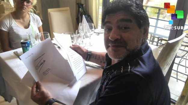 Diego Maradona z listem od Fidela Castro /TELESUR / HANDOUT /PAP/EPA
