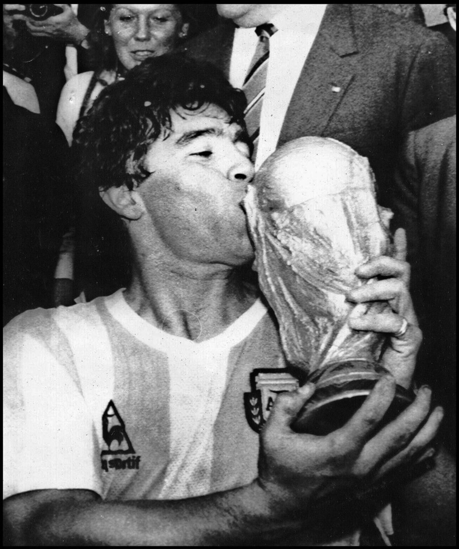 Diego Maradona zdobył z reprezentacją Argentyny mistrzostwo świata w 1986 roku /PAP/EPA