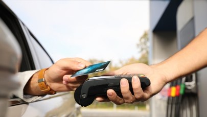 Diesel i benzyna znów kosztują niemal tyle samo