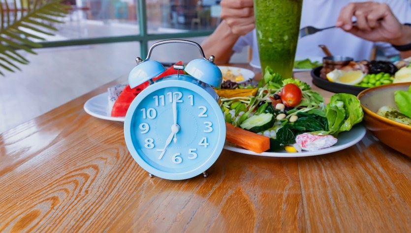 Dieta cud przed wakacjami? Dietetyczka ocenia keto, głodówki i sokowe detoksy 