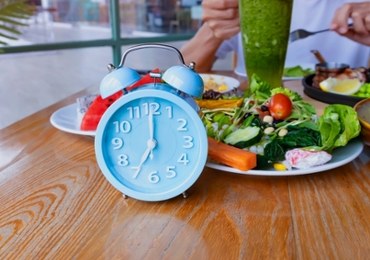 Dieta cud przed wakacjami? Dietetyczka ocenia keto, głodówki i sokowe detoksy 