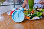 Dieta cud przed wakacjami? Dietetyczka ocenia keto, głodówki i sokowe detoksy 