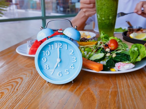 Dieta cud przed wakacjami? Dietetyczka ocenia keto, głodówki i sokowe detoksy 