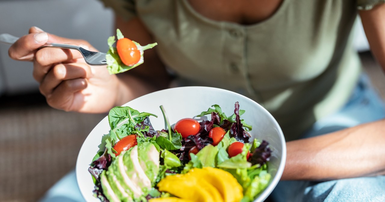 Dieta MIND zaleca regularne spożywanie zielonych warzyw liściastych, które są bogate w substancje korzystne dla zdrowia mózgu /123RF/PICSEL