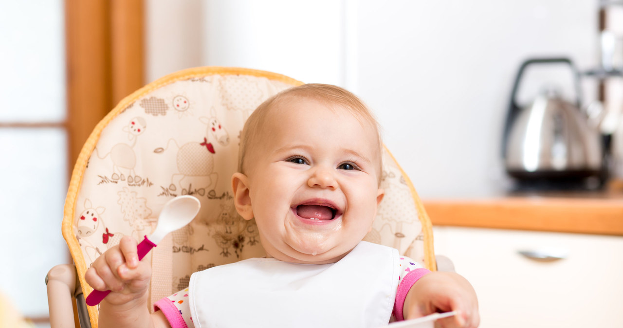 Dieta po 1. roku życia powinna być odmienna od diety dorosłych, odpowiednio zróżnicowana i zawierać właściwe ilości niezbędnych składników pokarmowych /123RF/PICSEL