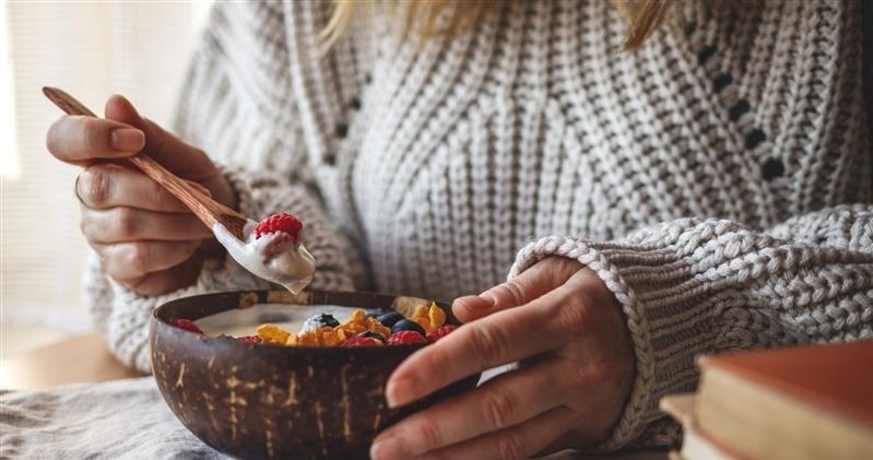 Dieta przeciwnowotworowa powinna bazować na świeżych owocach i warzywach. W codziennym jadłospisie nie powinno zabraknąć także produktów pełnoziarnistych, ryb oraz niskotłuszczowych produktów mlecznych. /123RF/PICSEL