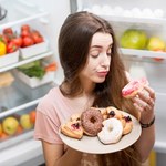 Dieta przed miesiączką ma ogromny wpływ. Dlaczego sięgamy po chipsy? 