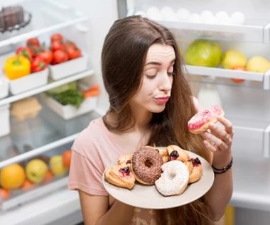 Dieta przed miesiączką ma ogromny wpływ. Dlaczego sięgamy po chipsy? 
