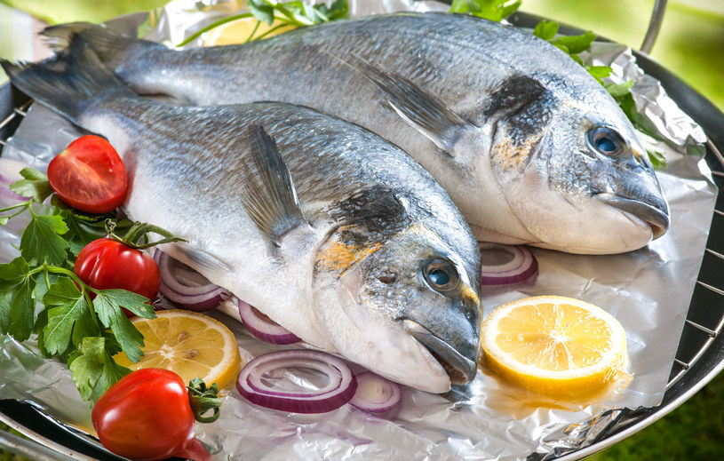 Dieta rybna nie tylko pozwala schudnąć, ale zapobiega miażdżycy i nowotworom, stymuluje odporność, koi układ nerwowy /123RF/PICSEL
