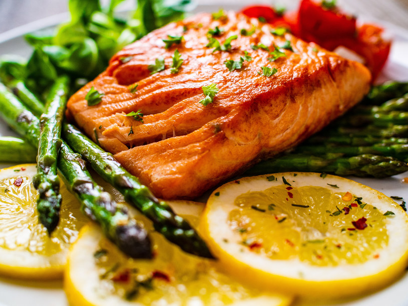 Dieta sprzyjająca poziomowi cholesterolu HDL powinna być bogata m.in. w błonnik, kwasy omega-3 i tłuszcze roślinne /123RF/PICSEL