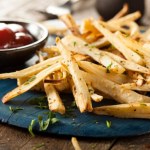 Dietetycy chwalą, szefowie kuchni uwielbiają. Oto przepis na frytki, które możesz jeść bez wyrzutów 