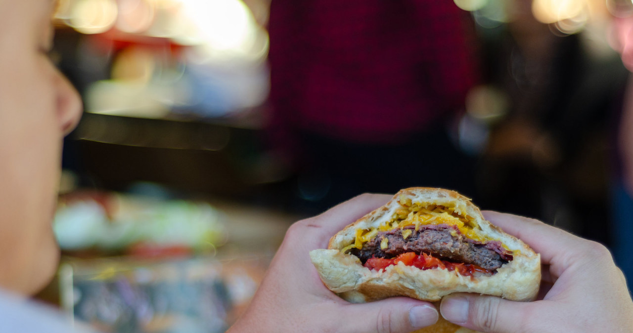 Dietetycy i lekarze apelują od lat, że bogata w mięso dieta powoduje nadciśnienie, miażdżycę i choroby serca /123RF/PICSEL