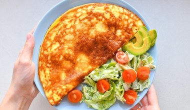 Dietetyczny omlet na śniadanie. Jedz, ile chcesz, a waga i tak nie wzrośnie 