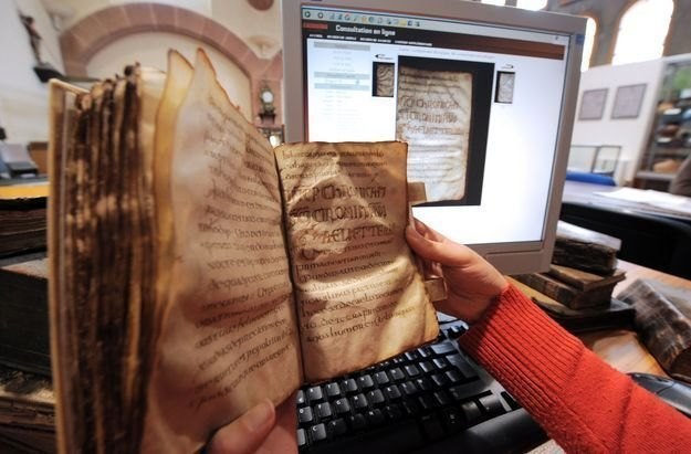 Digitalizacja w jednej w francuskich  bibliotek - to już standard na świecie /AFP