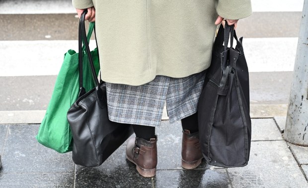 Diler narkotykowy pomaga starszej pani z zakupami. Alarm w kraju UE