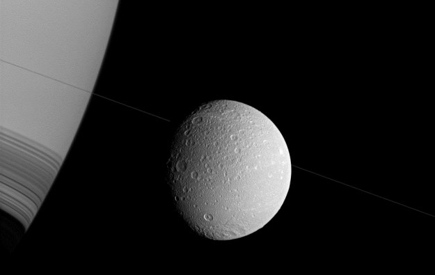 Dione - czwarty co do wielkości księżyc Saturna /NASA