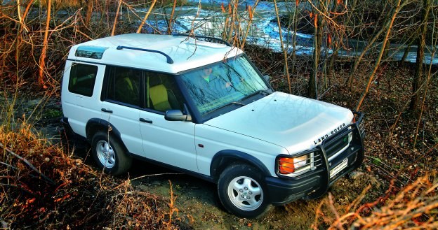 Discovery 2 jest sporo mniejszy od rywali z Japonii. Nie każdy jednak potrzebuje ogromnej terenówki. /Motor