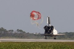 Discovery bezpiecznie wylądował na Florydzie 