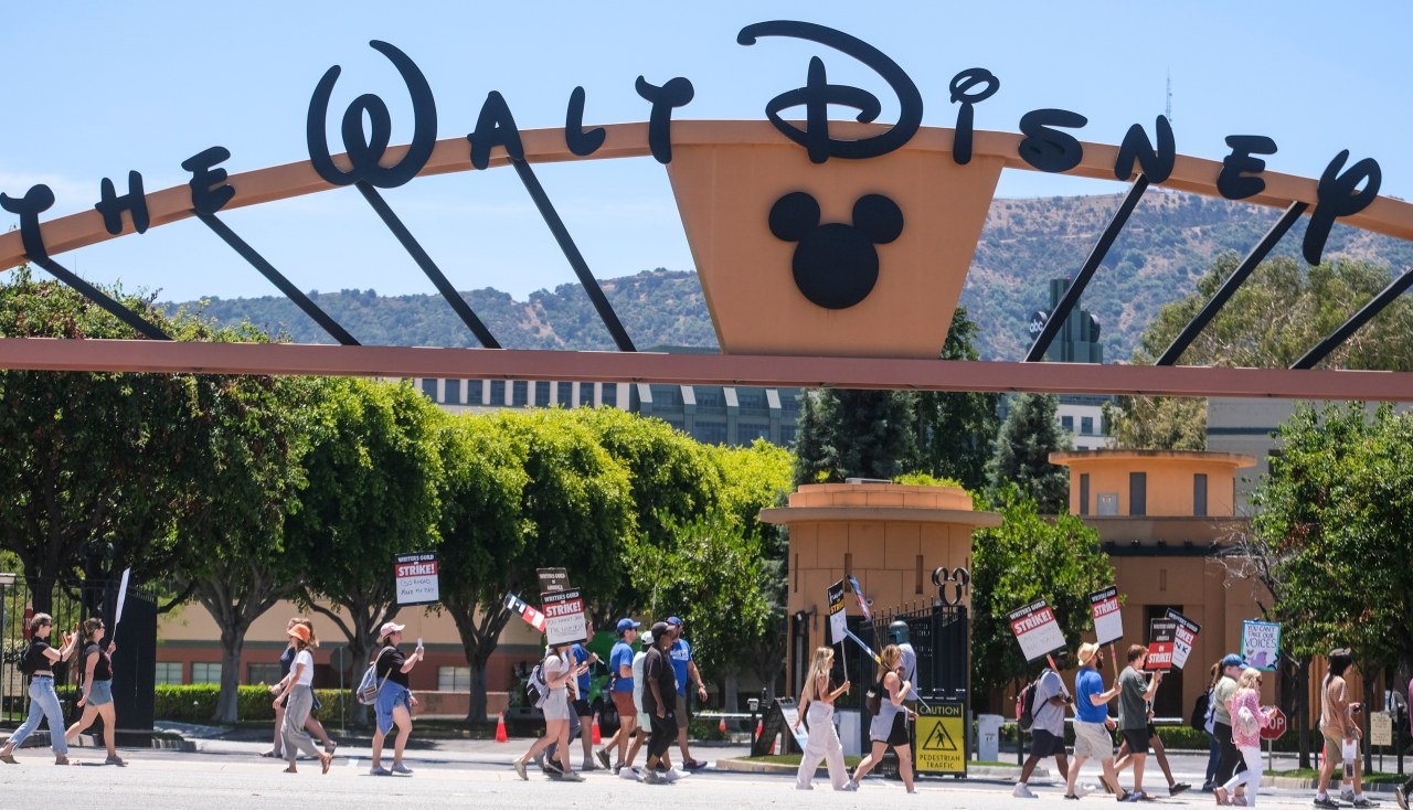 Disney tonie w pieniądzach… i zwalnia setki ludzi. Co się dzieje?