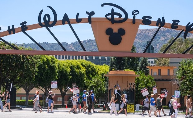 Disney tonie w pieniądzach… i zwalnia setki ludzi. Co się dzieje?