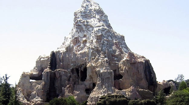 Disney "zdobył" Matterhorn juz w latach 50. Wykorzystał górę w swoim parku rozrywki /materiały prasowe
