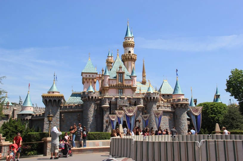 Disneyland. Europejskie parki rozrywki to jedno z ulubionych miejsc wakacyjnych przygód dla dzieci /123RF/PICSEL