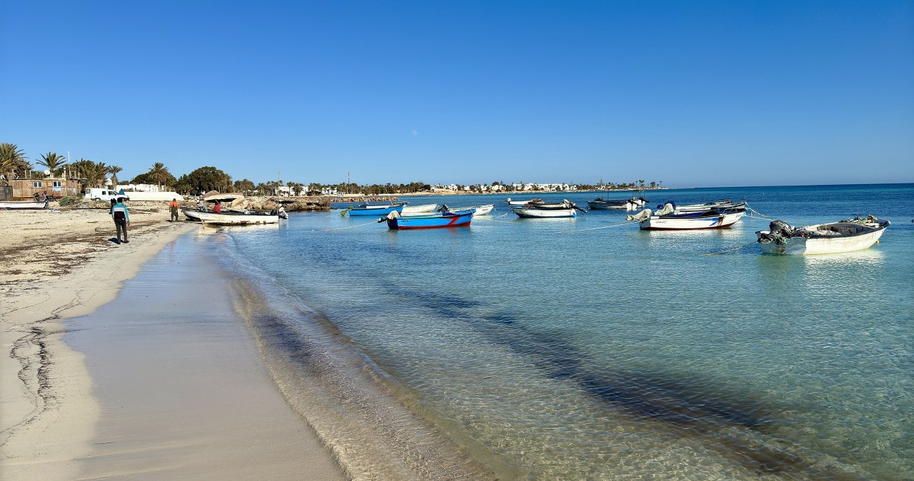 Djerba zachwyca między innymi szerokimi, piaszczystymi plażami /East News