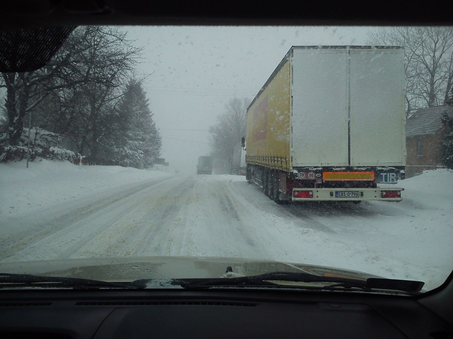 DK 9. Odcinek od miejscowości Domaradz do miejscowości Kombornia praktycznie nieprzejezdny /foto. Piotr /Gorąca Linia RMF FM
