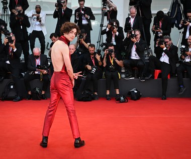 Dla amerykańskiego aktora możliwość ponownego spotkania z mistrzem była na tyle kusząca, że w kulminacyjnym momencie pandemii zdecydował się wyjechać z Rzymu, gdzie akurat przebywał. Udało mu się nawet przekonać reżysera, by jego bohater był delikatniejszy, mniej asertywny, niż przewidywał scenariusz. 

"Być może przyciągnął mnie kontrast 'Bones and All' wobec 'Diuny', w której wystąpiłem chwilę wcześniej. To, że opowiada o ludziach, którzy nie mogą zmienić swojej życiowej ścieżki, choć bardzo by chcieli. Ale przede wszystkim ogromnie chciałem ponownie pracować z Lucą" - wspomniał Chalamet.