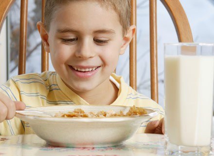 Dla dziecka, które intensywnie się rozwija, mleko jest najwartościowszym posiłkiem /ThetaXstock