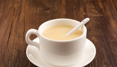 Dla jednych klasyka, dla innych największy błąd. Czy warto pić herbatę z mlekiem?