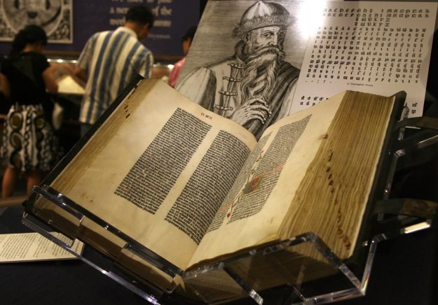 Dla kuratora muzeum, któremu powierzono Biblię Gutenberga, cena witryny jest drugorzędna /AFP