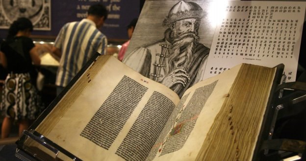 Dla kuratora muzeum, któremu powierzono Biblię Gutenberga, cena witryny jest drugorzędna /AFP