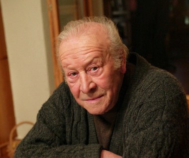 Dla Leona Niemczyka występ w "Po sezonie" był ostatnią główną rolą kinową. Aktor zmarł w listopadzie 2006 roku. Janusz Majewski twierdził, że była to kreacja, która dorównywała jego najwybitniejszym ekranowym wcieleniom.

"Podziwiam Leona: obawialiśmy się, że może mieć trudności z zapamiętywaniem niektórych dłuższych partii dialogu, ale zawsze był idealnie przygotowany i skupiony przed kamerą, a jednocześnie między ujęciami, niestrudzony w opowiadaniu dowcipów, anegdot, rozśmieszaniu ekipy, dla której te intermedia były jak posiłki regeneracyjne. Leon (...) od razu zobaczył, że ta rola daje mu szansę na kreację, jakiej praktycznie nie miał od czasów wielkich ról w 'Bazie ludzi umarłych', 'Pociągu' czy w 'Nożu w wodzie'. Grał potem w ponad 400 filmach" - zaznaczył reżyser "Po sezonie".