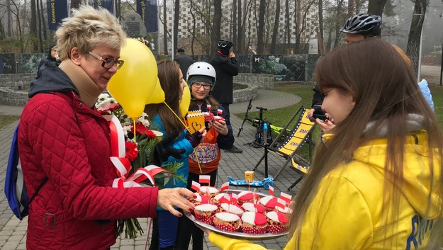 Dla mieszkańców Sulejówka i turystów mieliśmy biało-czerwone "niepodległościówki" z nadzieniem z polskich jabłek! /Marek Suder /RMF FM