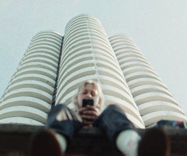 "Dla mnie to od początku była historia o relacjach. O tym jak ciężko nam rozmawiać o podstawowych sprawach z najbliższymi. Dlatego kluczem było znalezienie aktorki, która naturalnie odda bohaterkę. Sonia okazała się idealnym wyborem, więc naturalnym było, aby Borys zagrał jej filmowego tatę. Jest to pomysł castingowy, który przekłada się na niezwykły ładunek emocjonalny na ekranie." - mówi reżyser filmu Kuba Michalczuk.