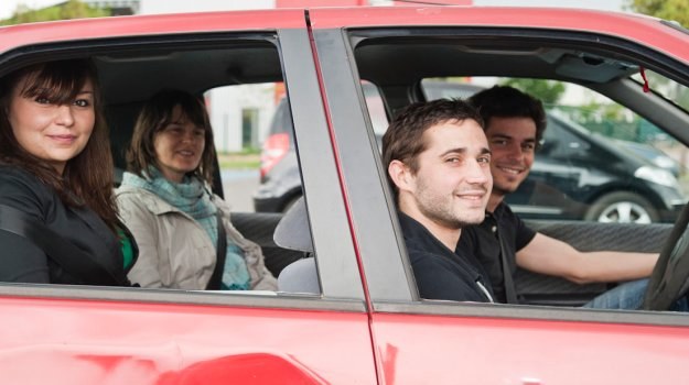 Dla niektórych młodych ludzi w Europie carpooling jest alternatywą dla kosztownego zakupu i utrzymania auta. /David Lefevre/BlaBlaCar