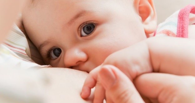 Dla noworodka najcenniejszym pokarmem jest mleko matki /123RF/PICSEL