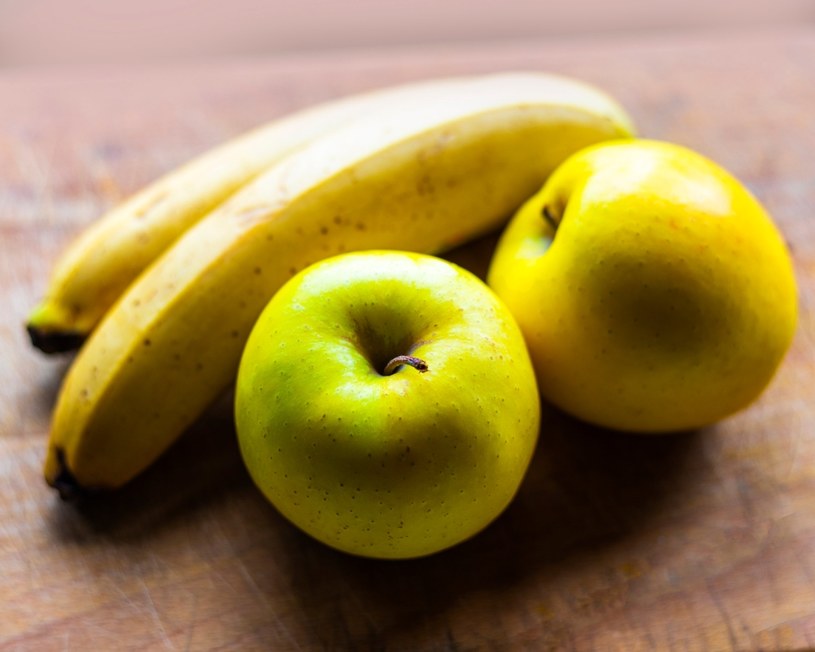 Dla osób z cukrzycą lub będących na diecie banany będą najgorszym wyborem, a jabłka - najlepszym, bo mają mniej kalorii, więcej błonnika i niski indek glikemiczny /123RF/PICSEL