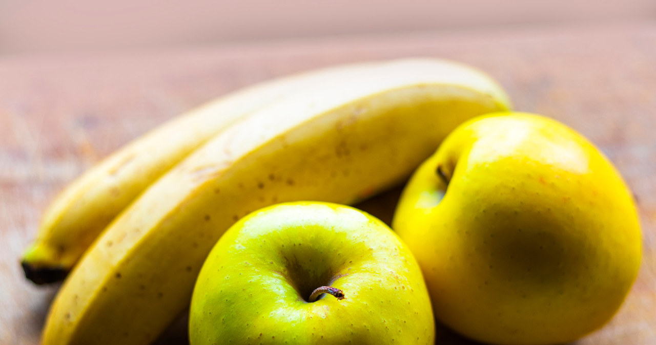Dla osób z cukrzycą lub będących na diecie banany będą najgorszym wyborem, a jabłka - najlepszym, bo mają mniej kalorii, więcej błonnika i niski indek glikemiczny /123RF/PICSEL